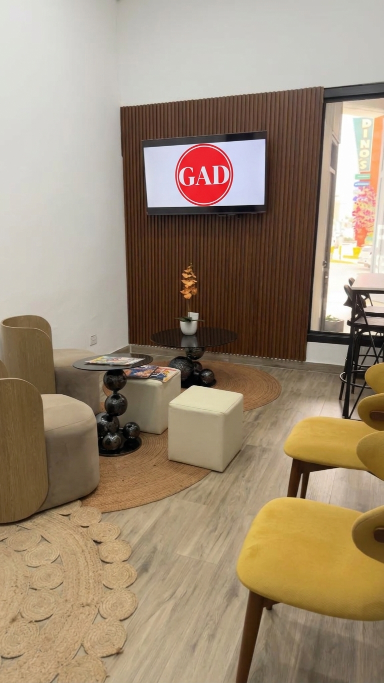 Sala de espera de GAD Parabrisas y Laminados con el logo de la empresa